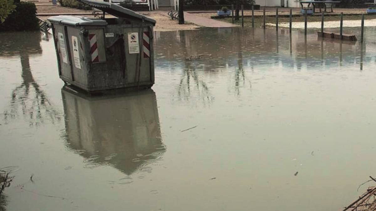 L'acqua arriva sulle strade