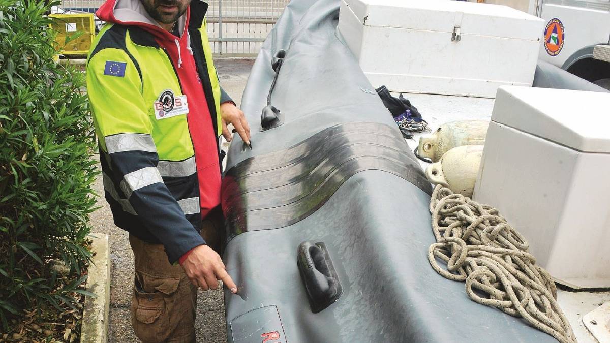 Vandali tagliano il gommone dei soccorsi