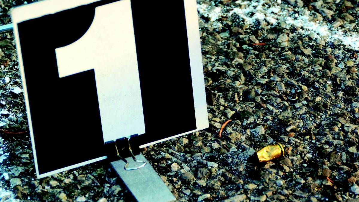 Due colpi di pistola contro la finestra di un ufficio