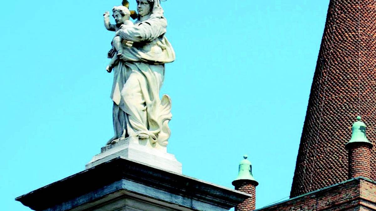 Piazza, no alle auto, sì alla Madonna