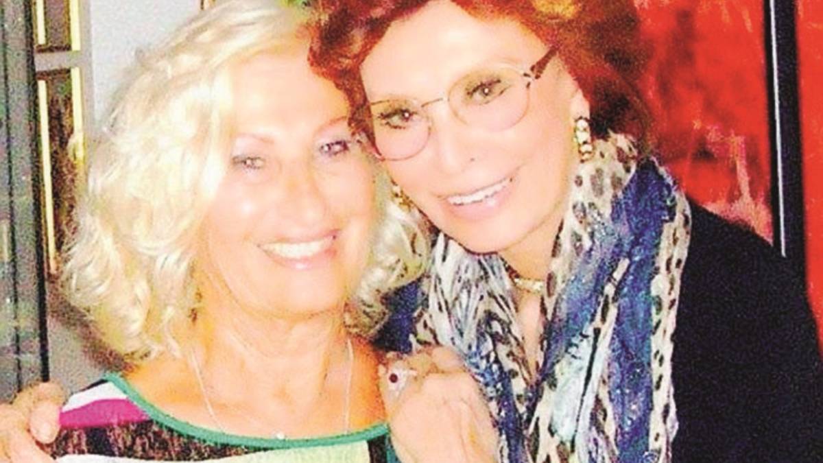 Sofia Loren a sorpresa in casa della fan