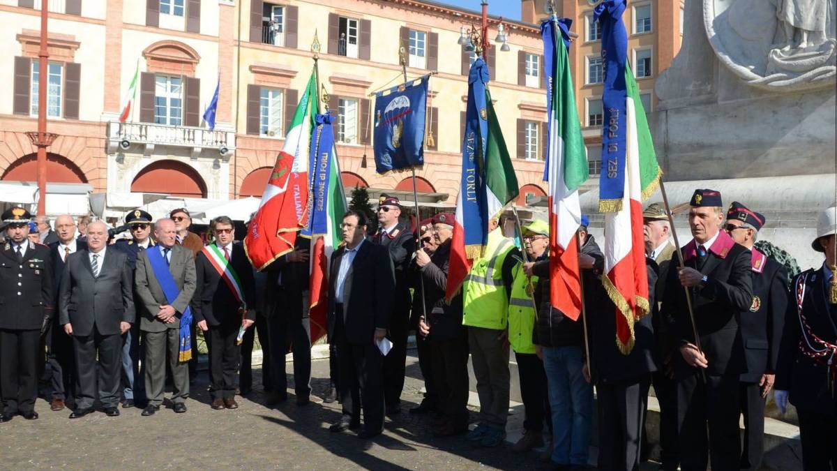 Inno nazionale e biscotti per festeggiare la Giornata dell'Unità