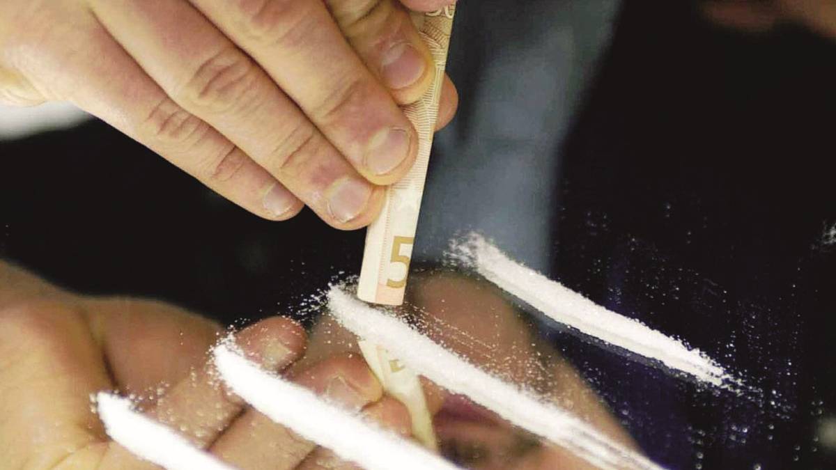 Cercano di disfarsi della droga, arrestati dalla Polizia dopo inseguimento
