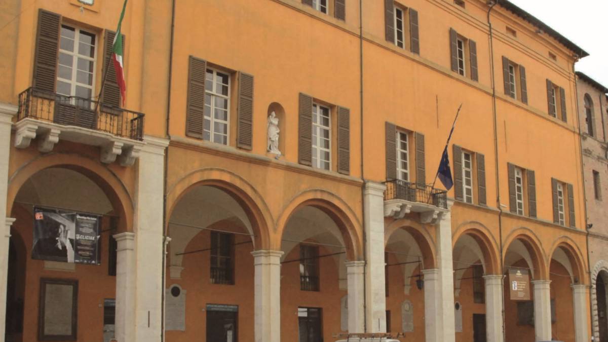 Otto candidati sindaco e 16 liste
