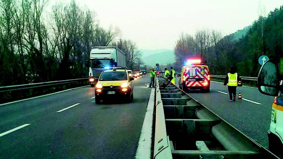 E45, ex preside si schianta sullo spartitraffico
