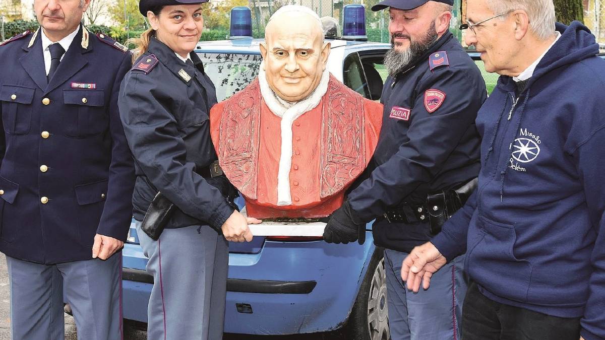 Ricomparso il busto del Papa
