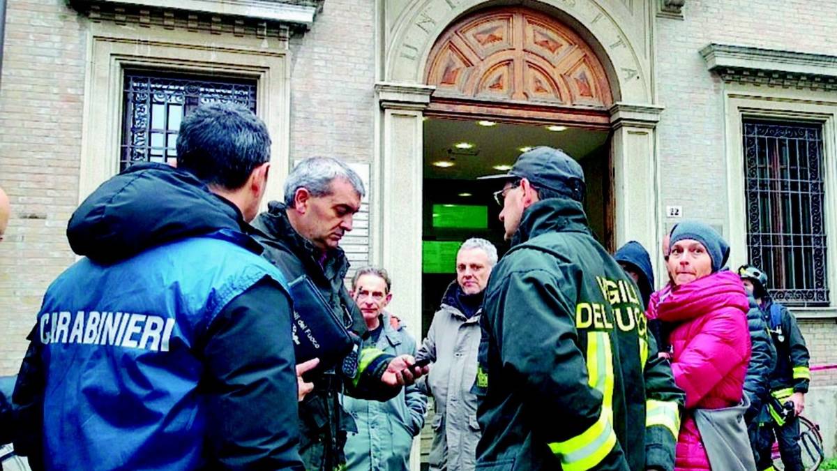 Nube tossica all'università: nove ricoverati