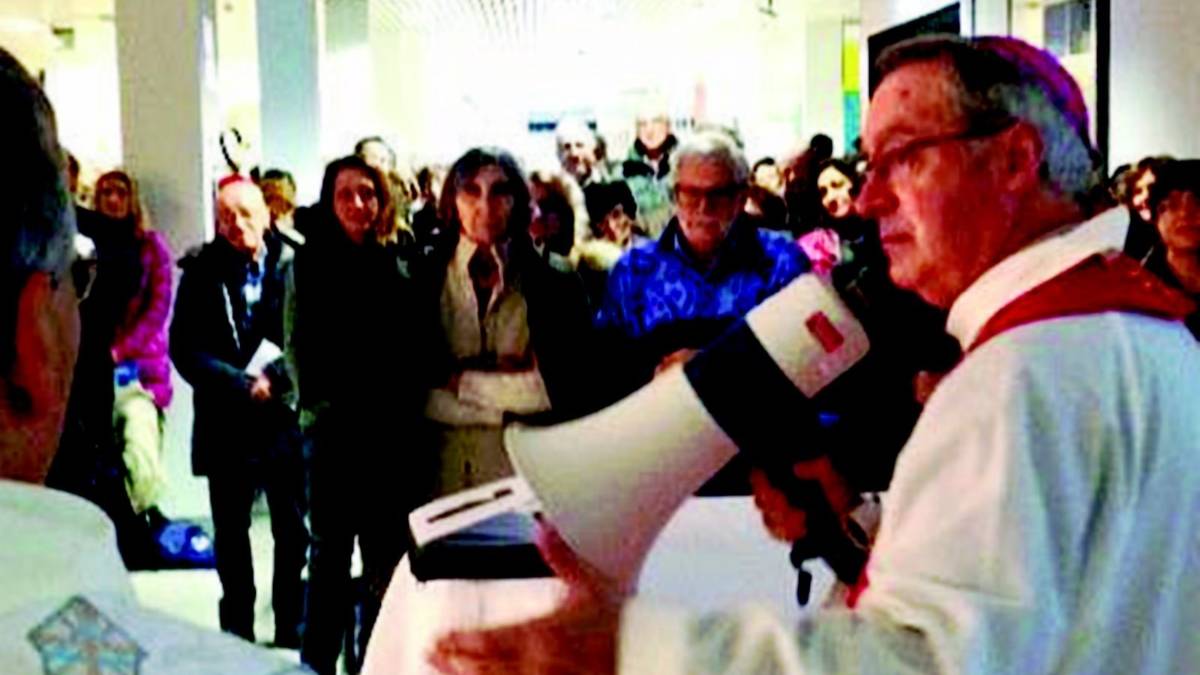 Il volo ritarda: messa del vescovo al Fellini