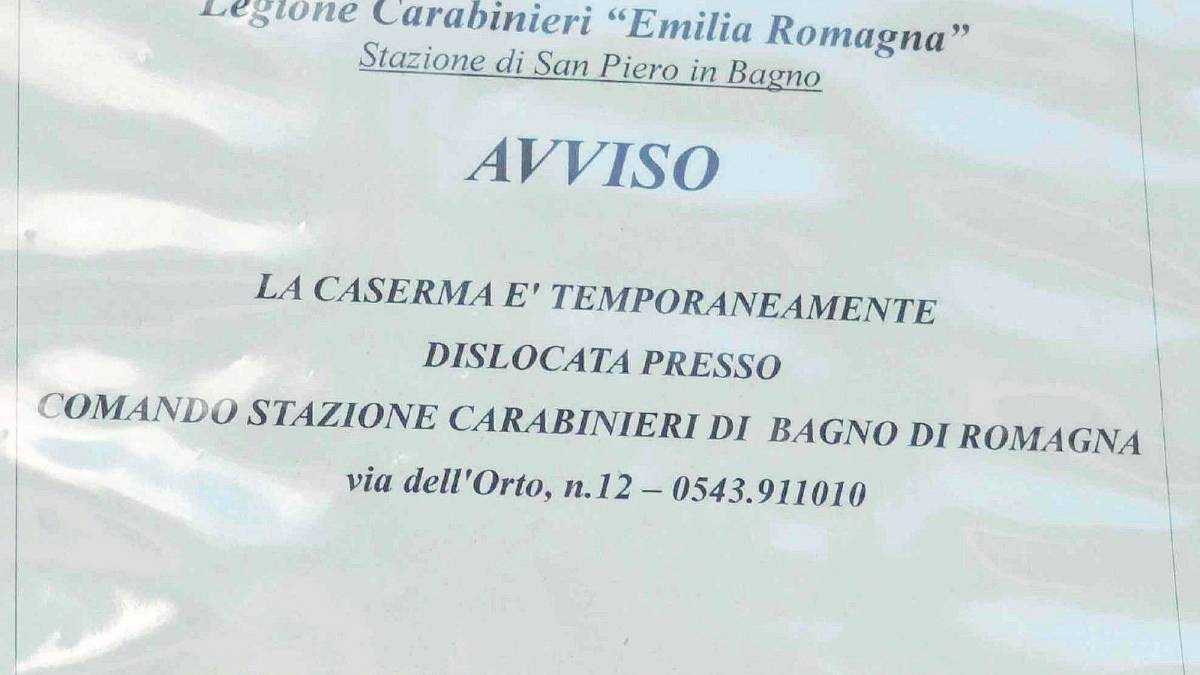 Il tetto cede, carabinieri sloggiati