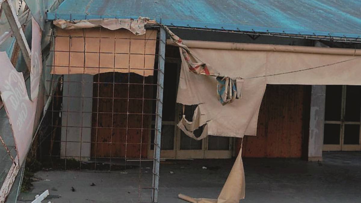 Degrado, rifiuti e sbandati nell'ex discoteca e piscina