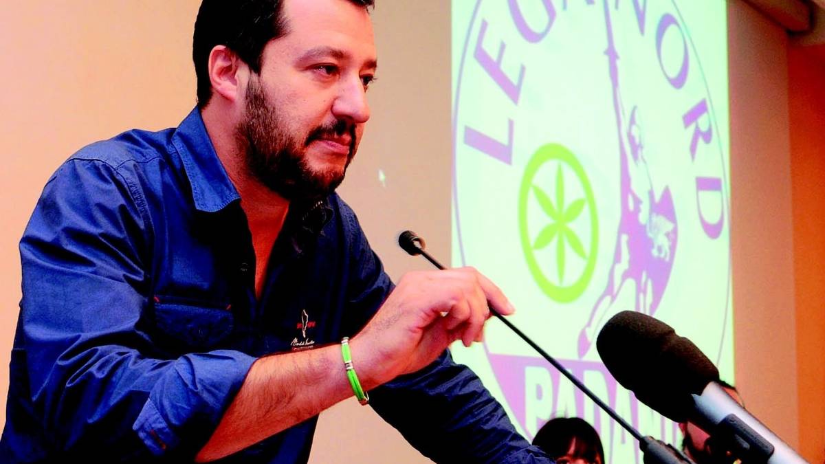 Salvini a testa in giù sull'albero di Natale a Imola