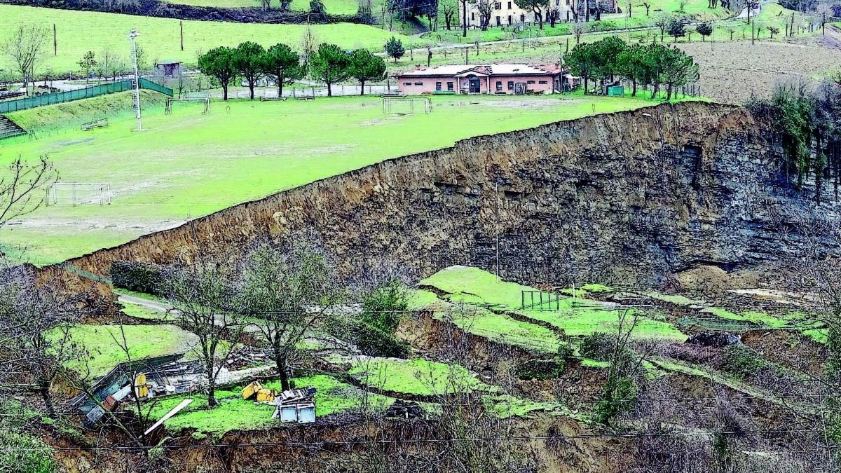 Pioggia e paura, si stacca un pezzo di collina