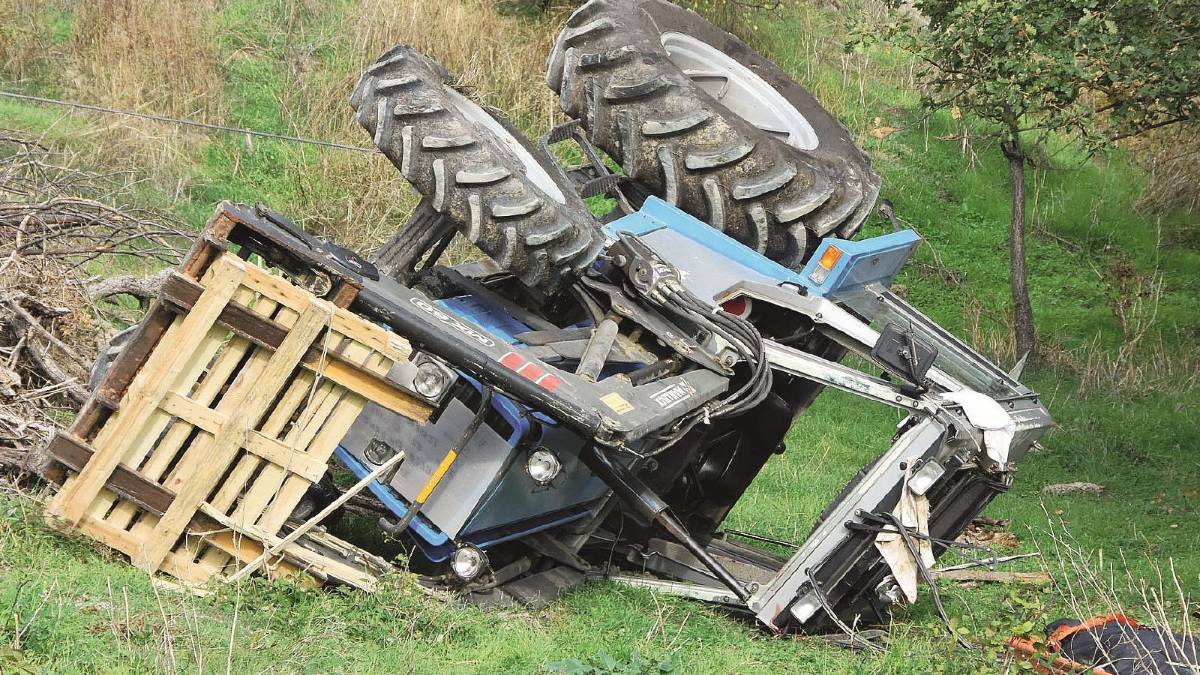 Il trattore si rovescia e lo schiaccia