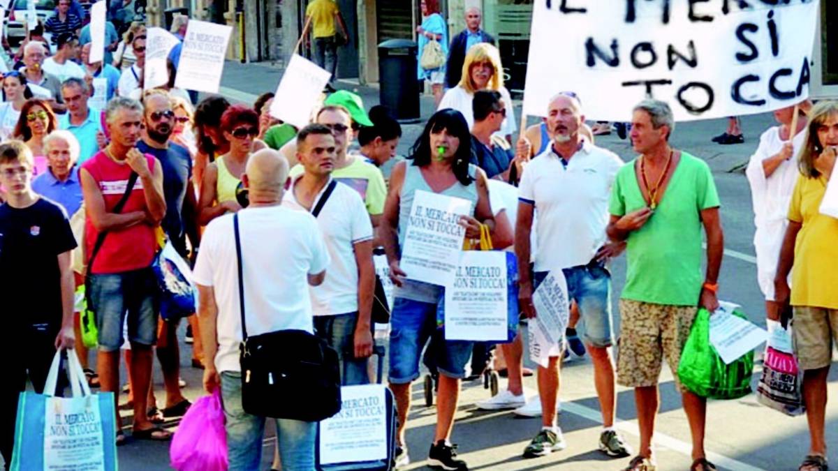 Piazza Tre Martiri sulle barricate: raccolta di firme contro il mercato