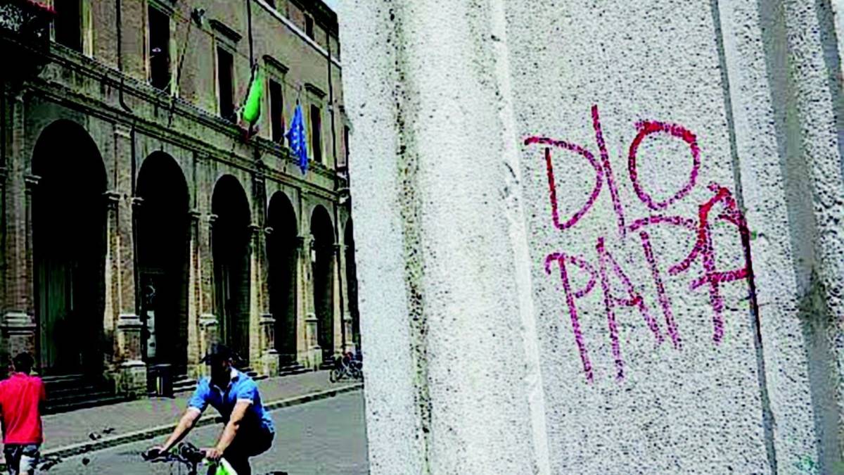 L'imbecille colpisce ancora: scritte e bestemmie sui monumenti