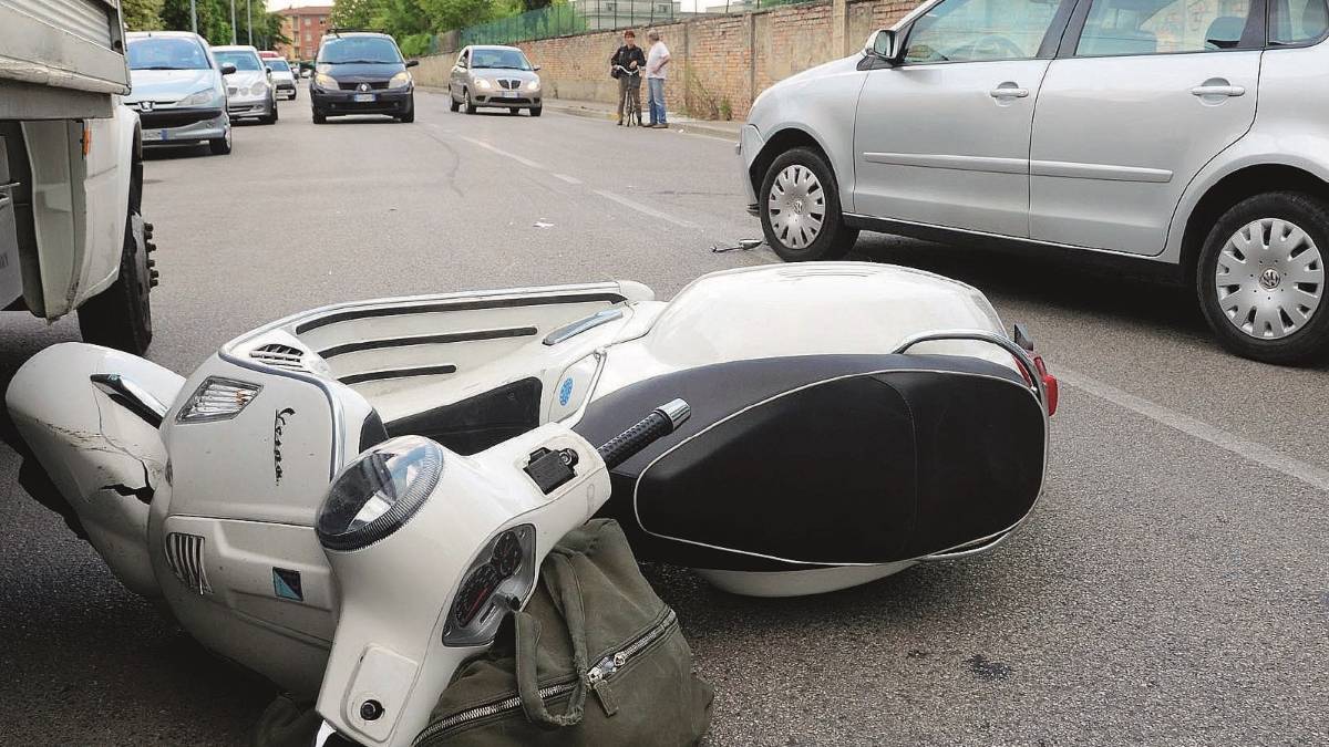 Cade in Vespa e muore a 51 anni