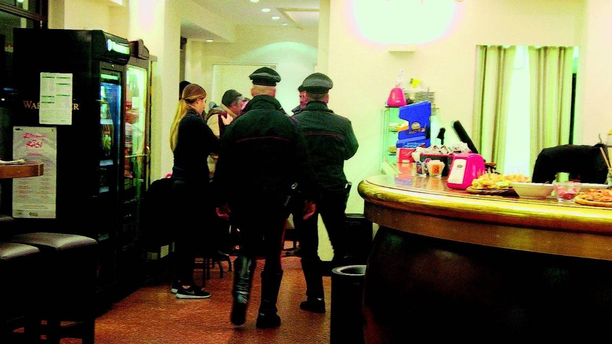 Telefonata anonima: «Facciamo saltare il bar»
