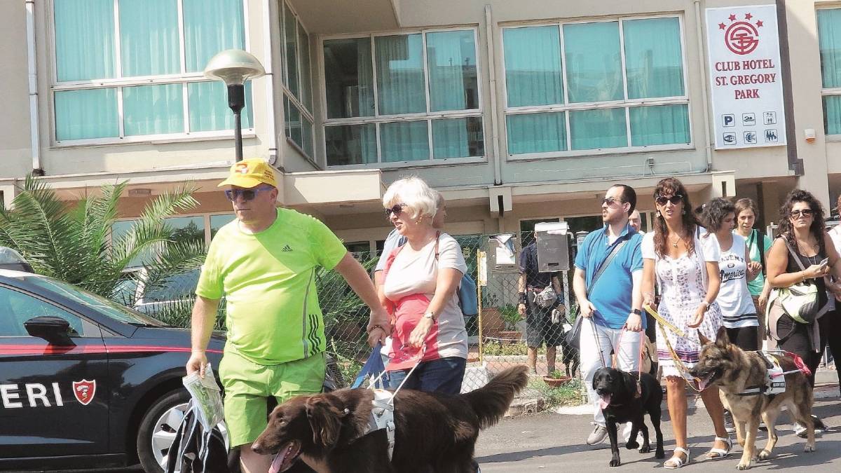 Sit-in di protesta con i cani guida