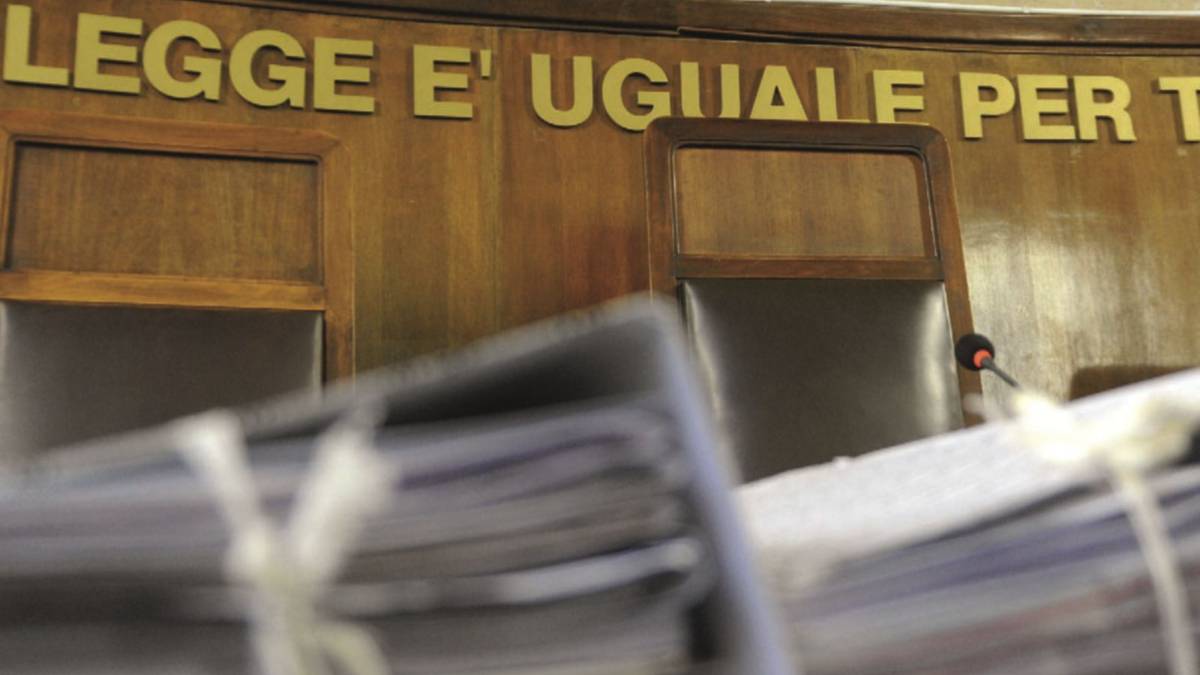 Mano morta tra i banchi di scuola, studente condannato a un anno