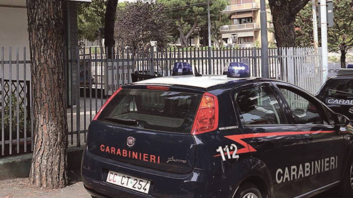 Sparano contro un'auto parcheggiata