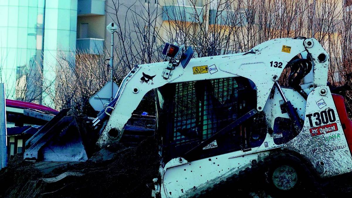 Ruspe in azione per ricostruire la spiaggia