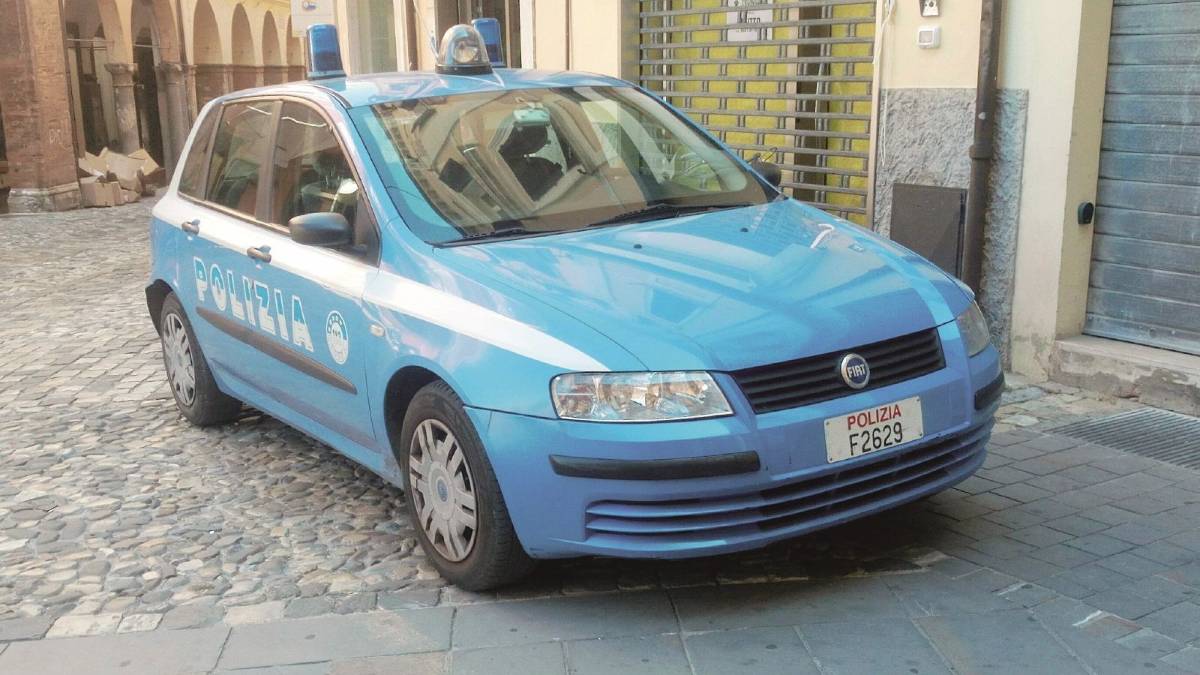 Dovevano sposarsi: deruba la compagna e scappa di casa