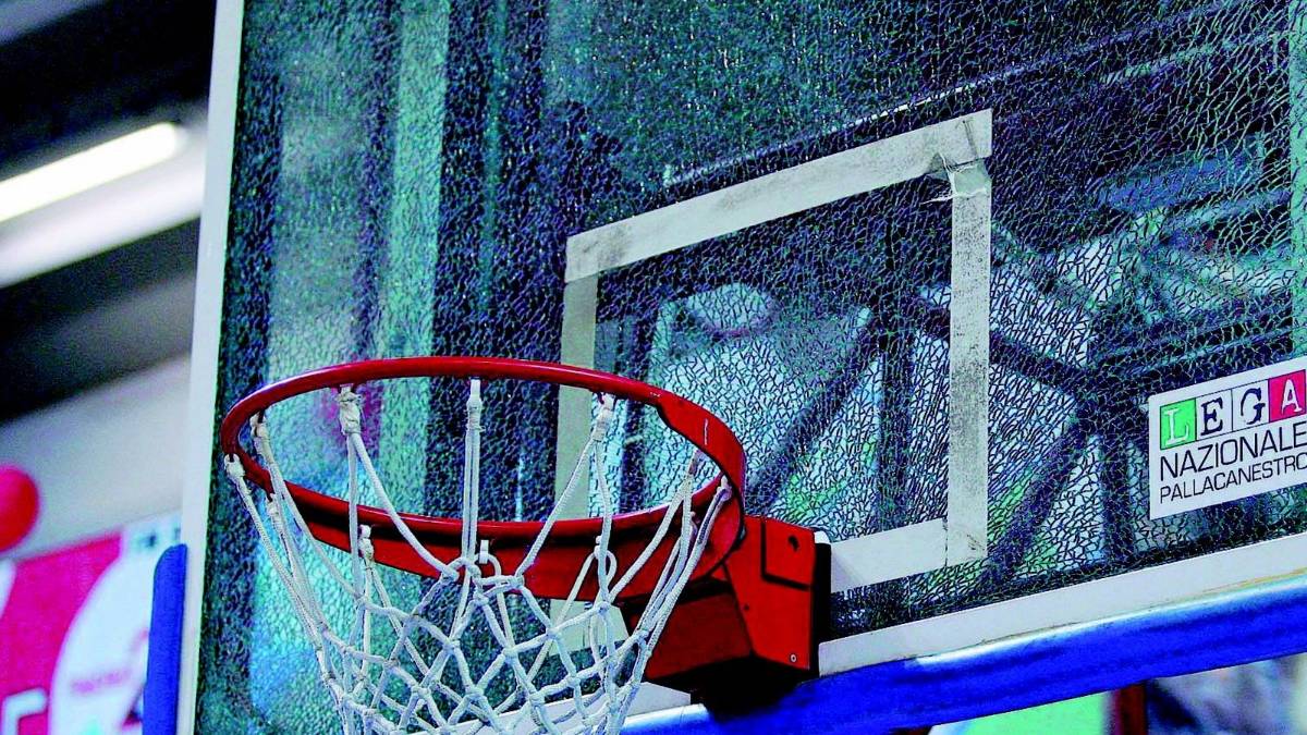 Due tabelloni in frantumi, partita sospesa causa schiacciate