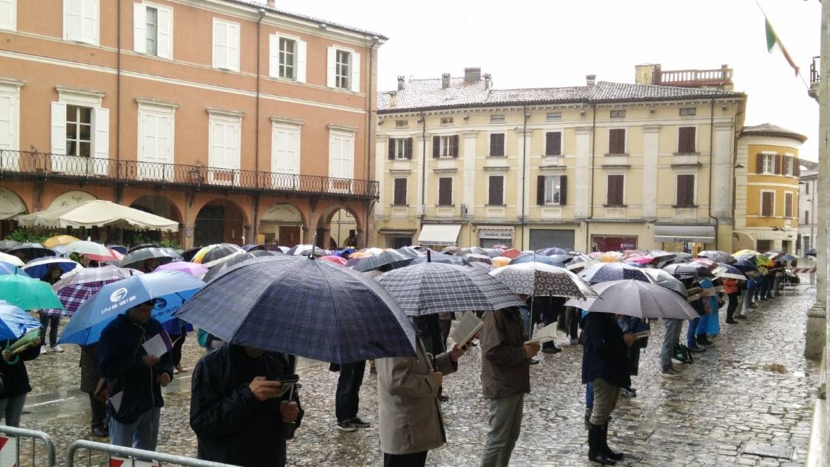 Circa 250 sentinelle sotto la pioggia