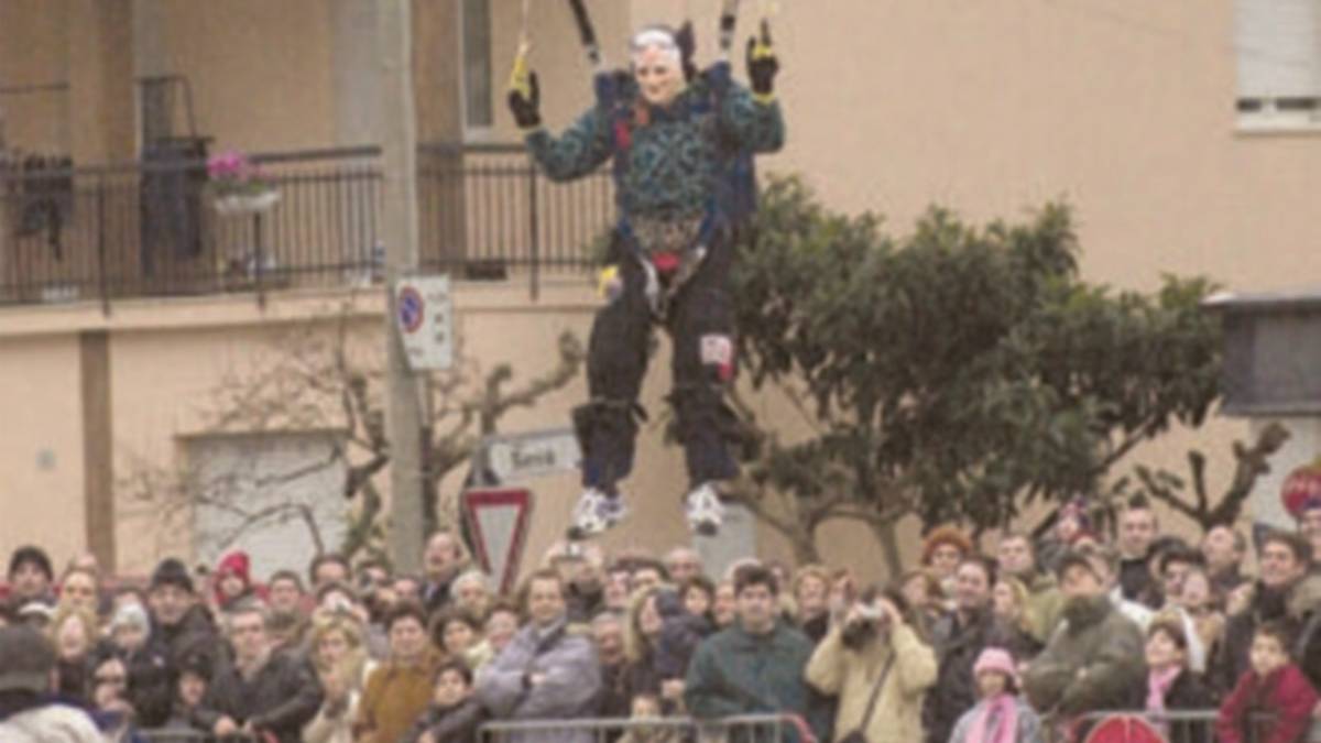 La Befana arriva in paracadute Regali per tutti i bambini