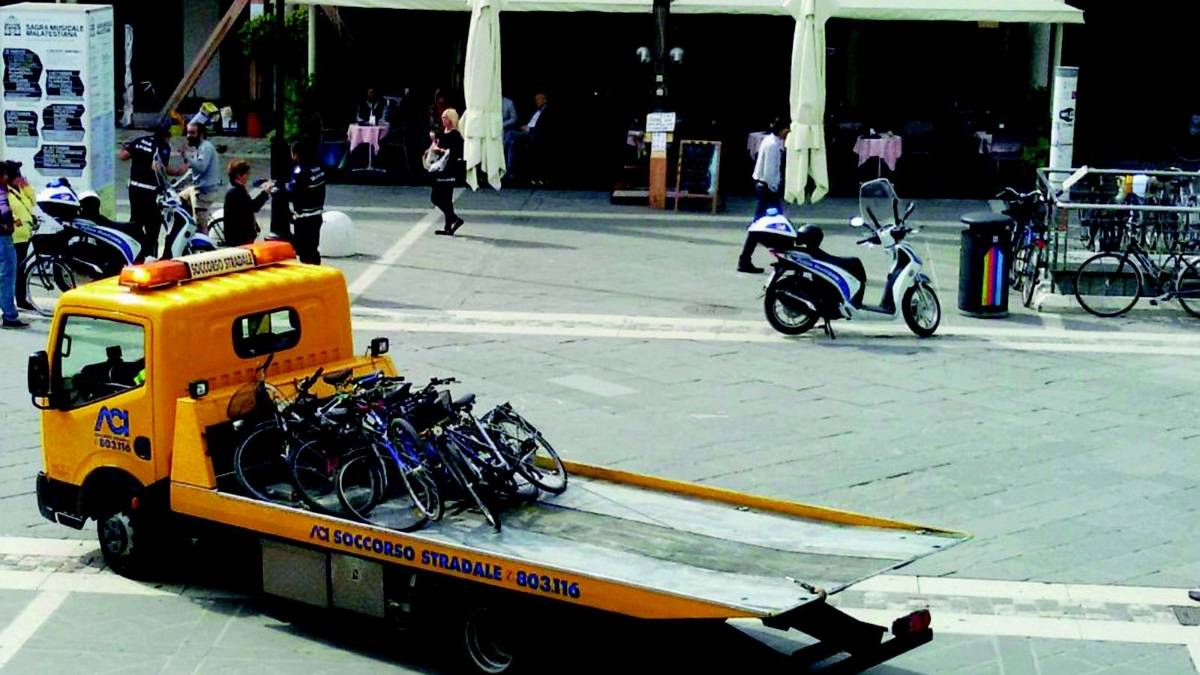 Blitz dei vigili, biciclette rimosse col carro attrezzi