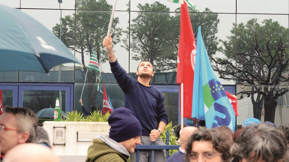 Lavoratori sotto choc:«Trasferimenti assurdi E le nostre famiglie?»