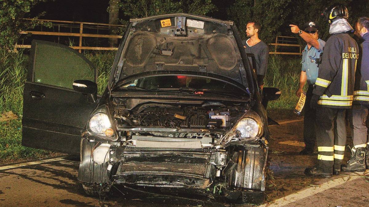 Tampona un'auto poi fugge, grave 44enne
