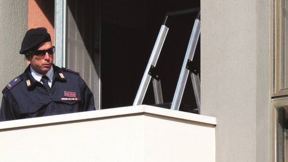 Cade dal balcone mentre pulisce e muore