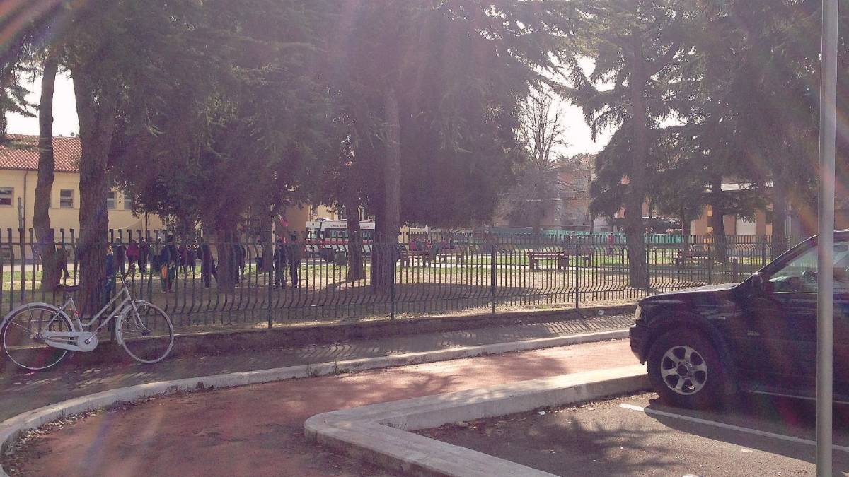 Cade a scuola: ambulanze all'elementare Oltresavio