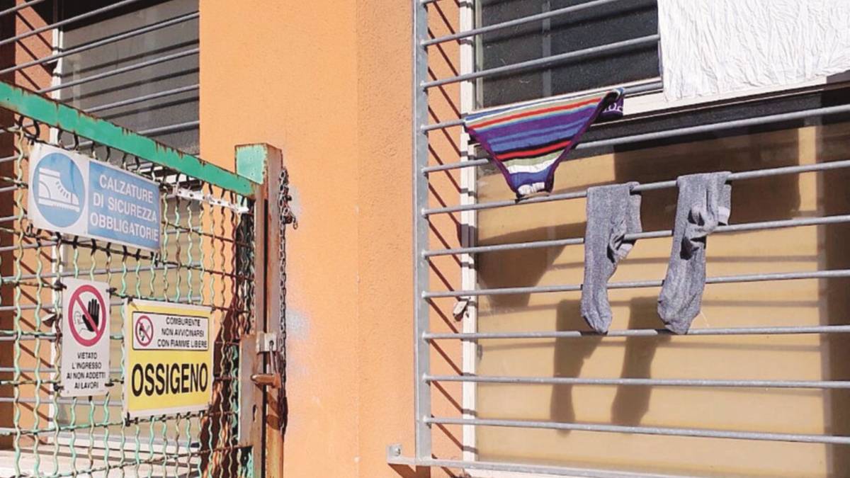 Cesenate senza tetto vive e dorme al Bufalini