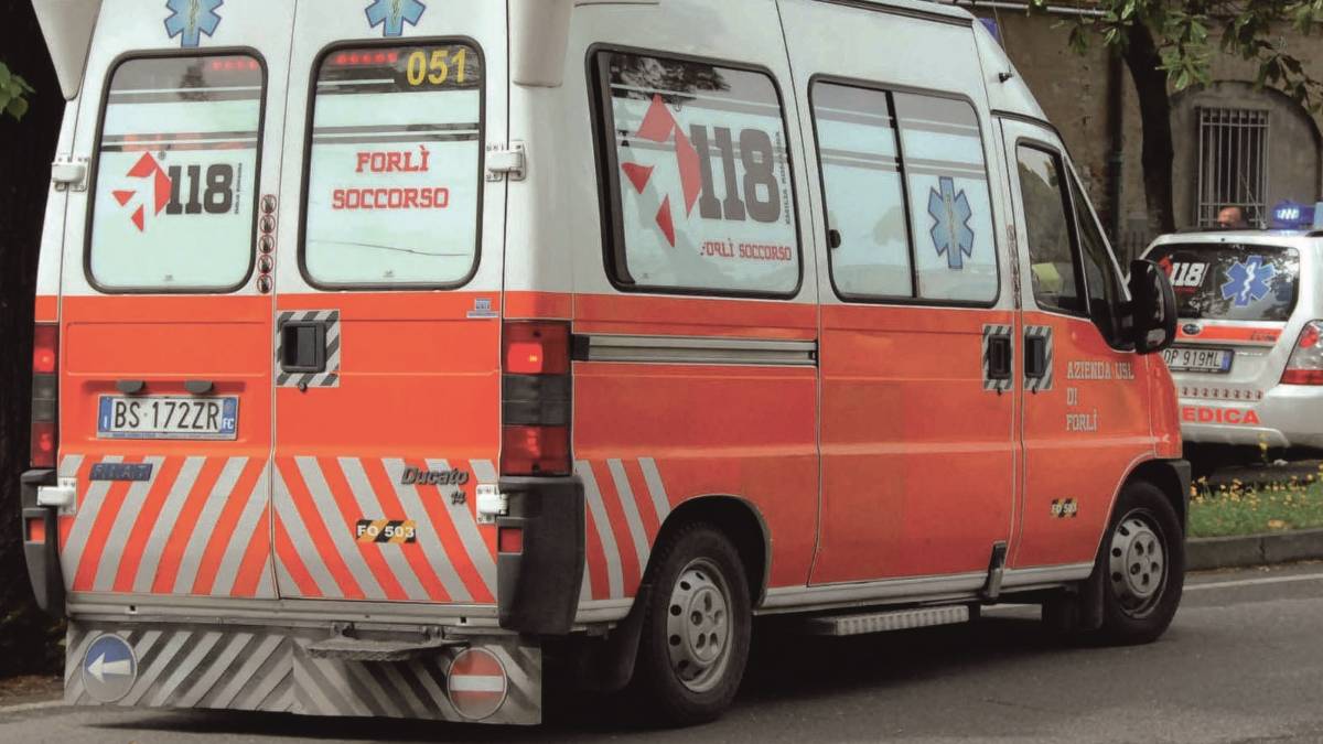 Padre e figlio investiti mentre si dirigono allo scuolabus