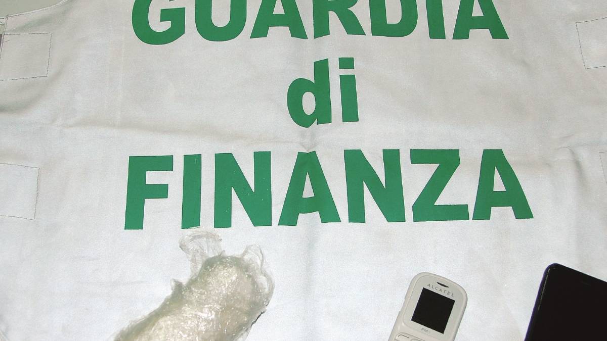 Un etto di cocaina in casa, arrestato