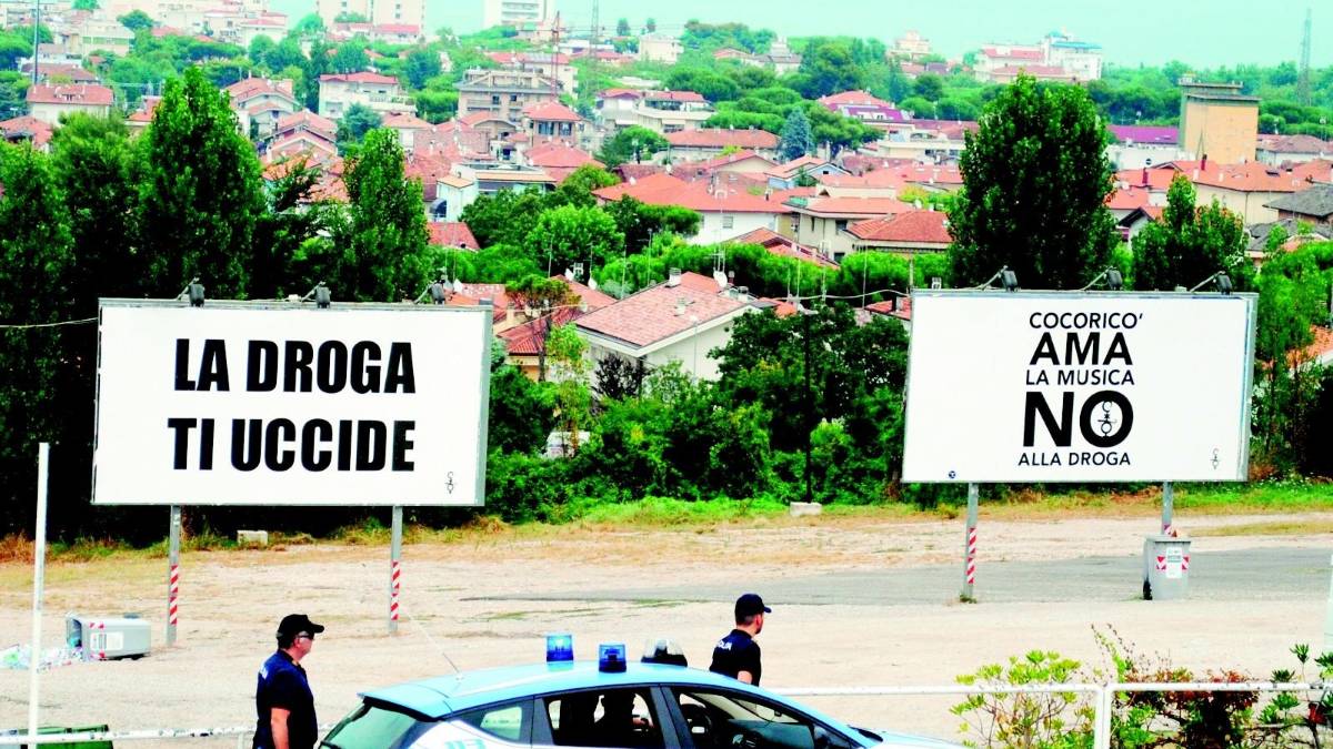 Minacce al questore: sedici denunciati