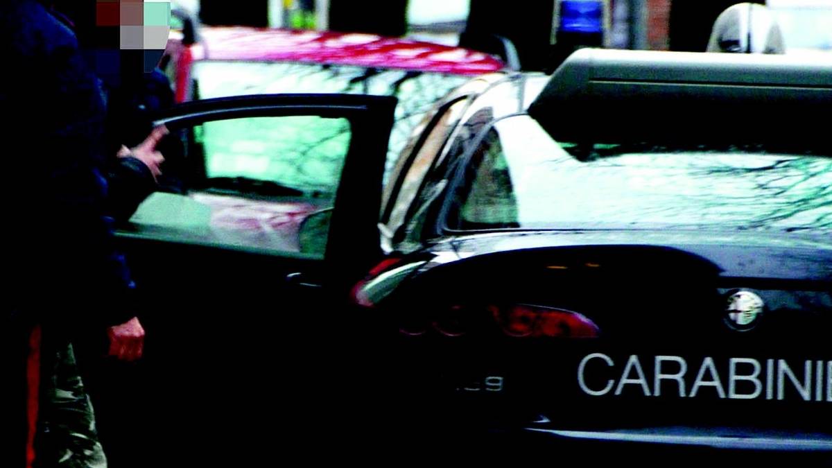Sequestra l'ex fidanzata e chiede un riscatto