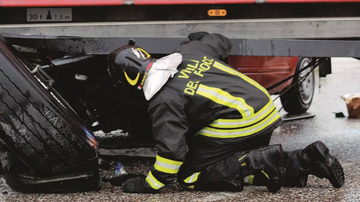 Auto sotto un rimorchio, muore 22enne