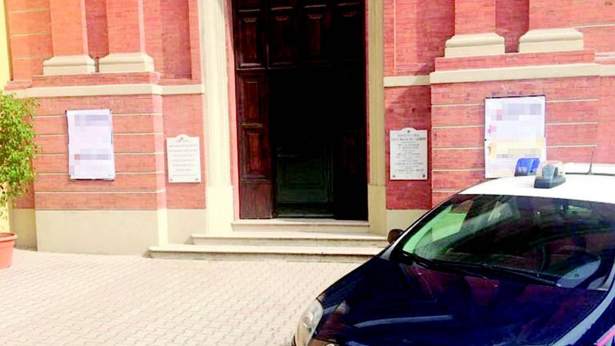 Ruba in chiesa e sferra un pugno al diacono