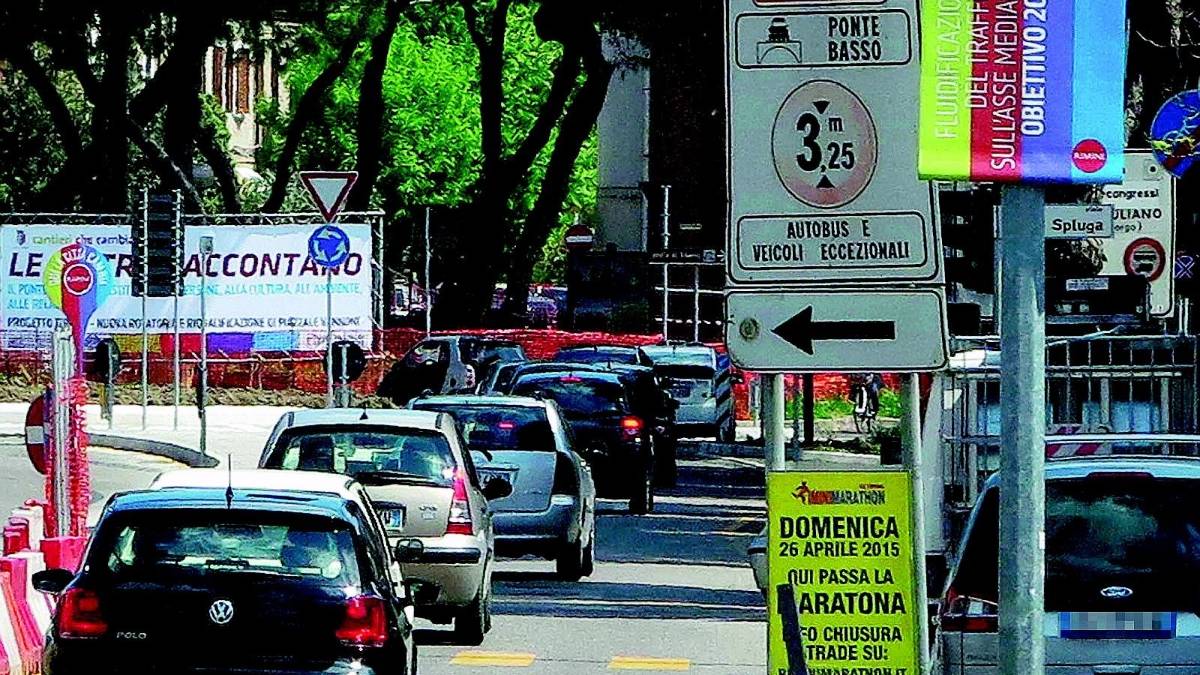 Viabilità, la protesta dei commercianti:«Isolati tra multe, ciclabili e file d'auto»