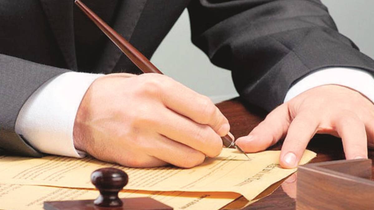 Falsi investimenti, truffato notaio