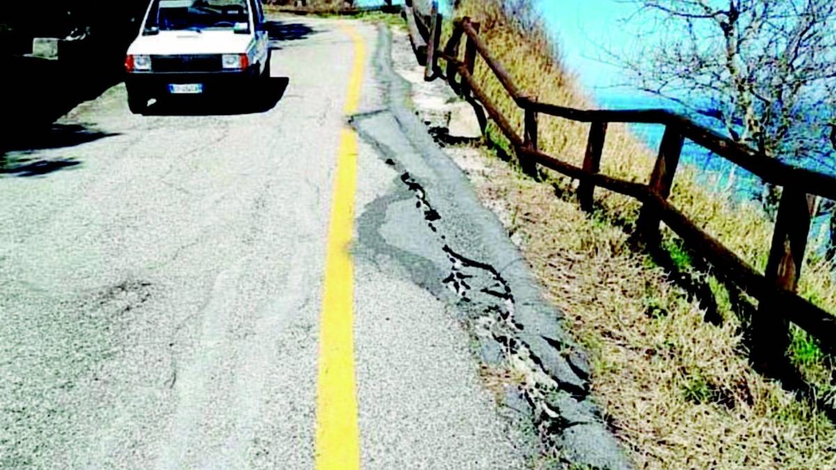 Passa il Giro, franano le strade