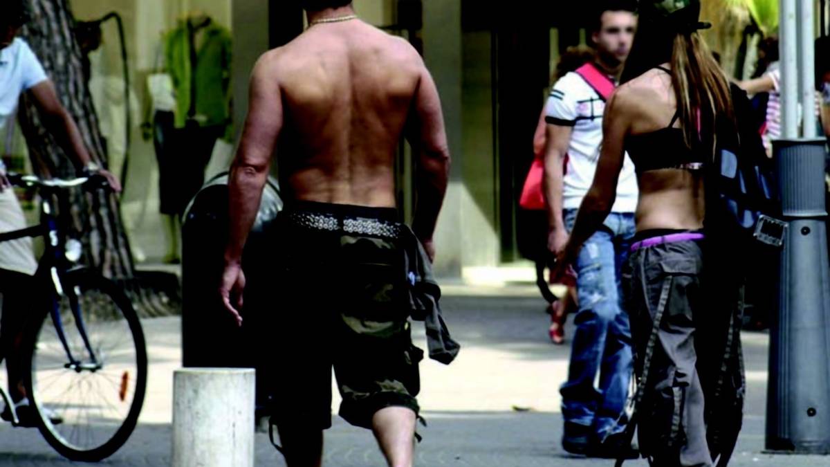 Vietato girare in costume in centro