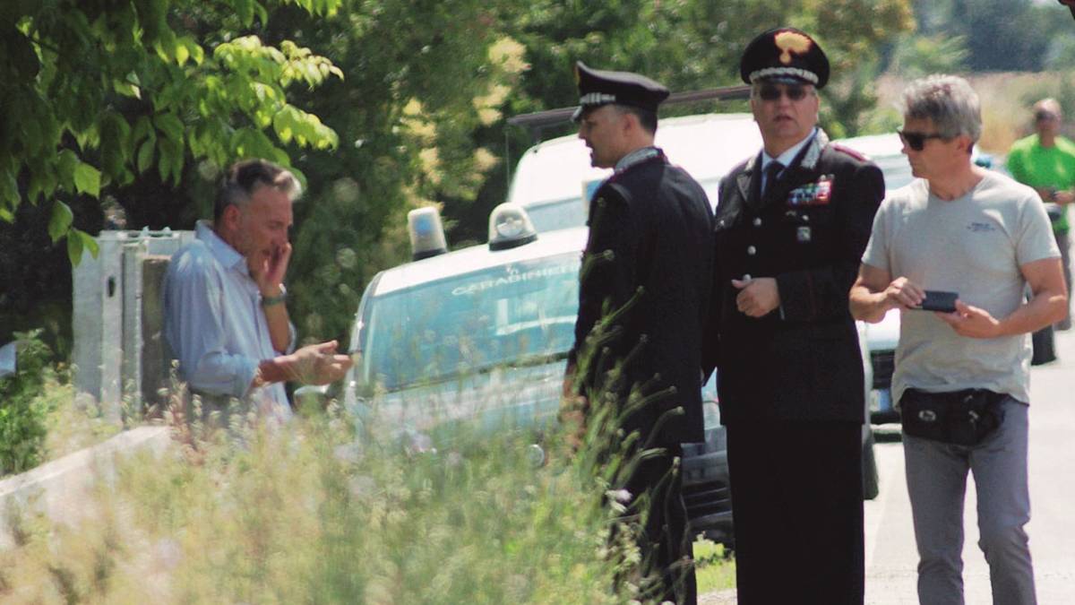 Accoltella la moglie e minaccia di farsi esplodere