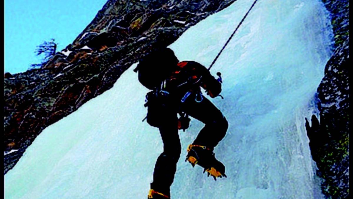 Vola da una cascata di ghiaccio: è grave