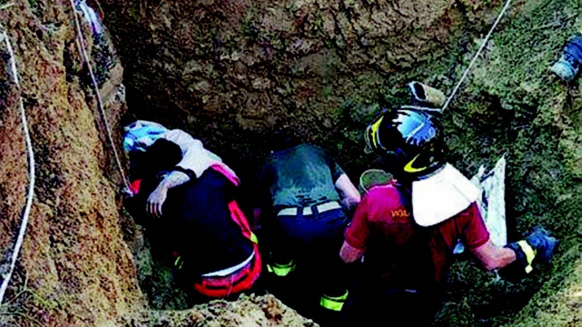 Sommerso dalla terra, salvato dopo due ore