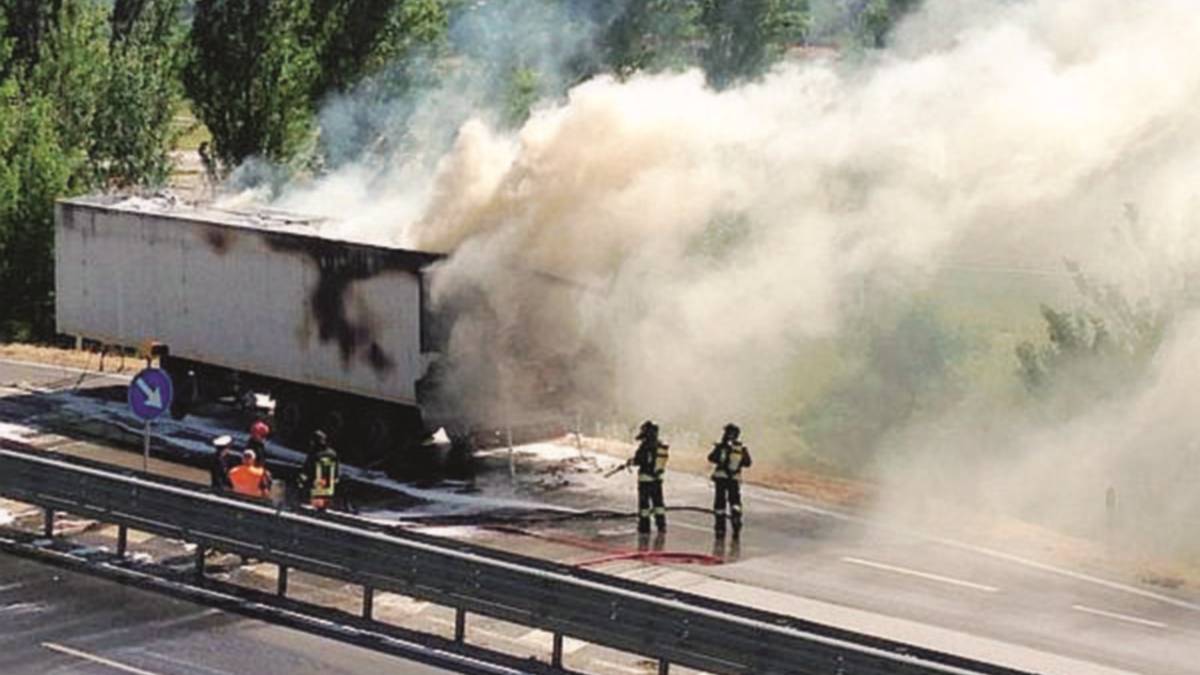 Camion a fuoco sulla Secante