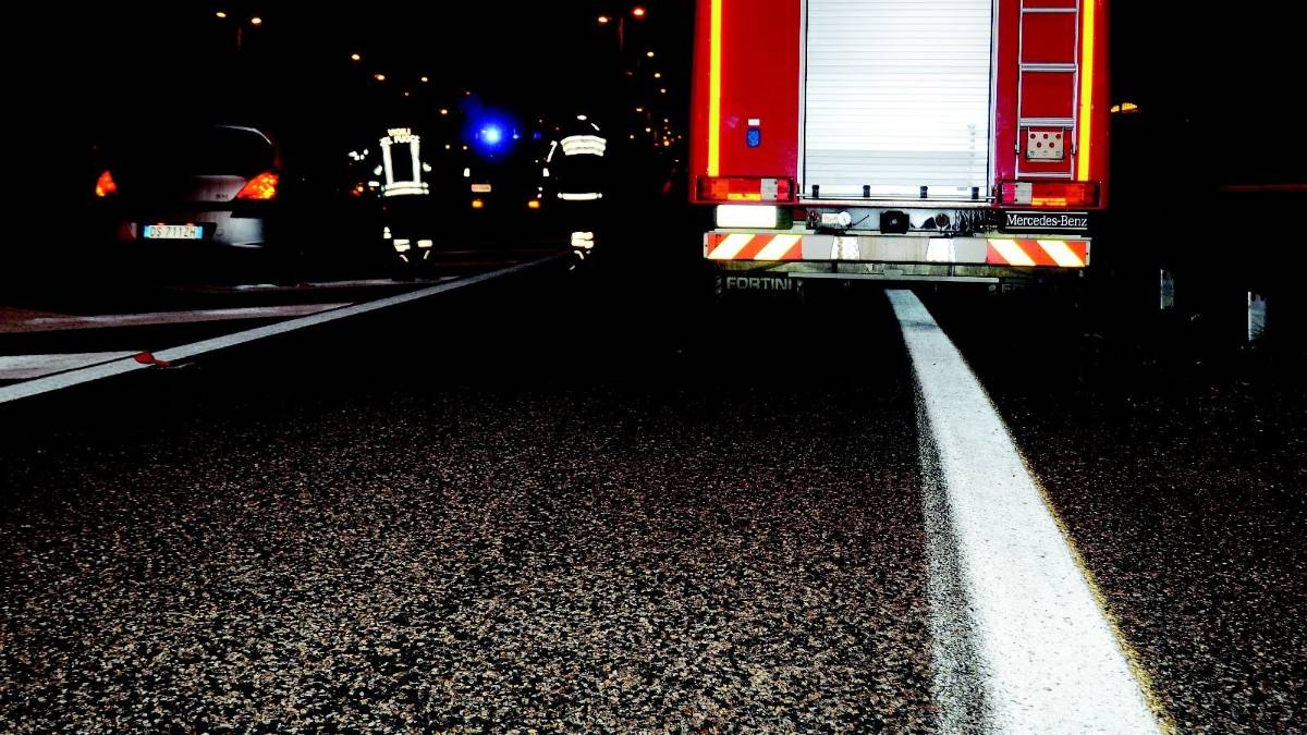 Investita dal camion dei Vigili del Fuoco
